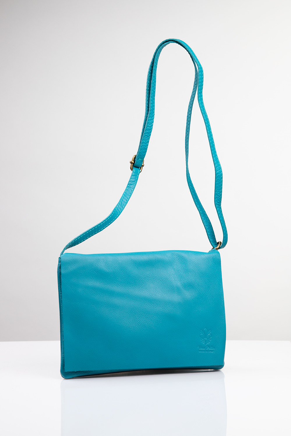 Unsere Lederclutch in der Farbe Turquise mit verstellbarem Umhängeriemen